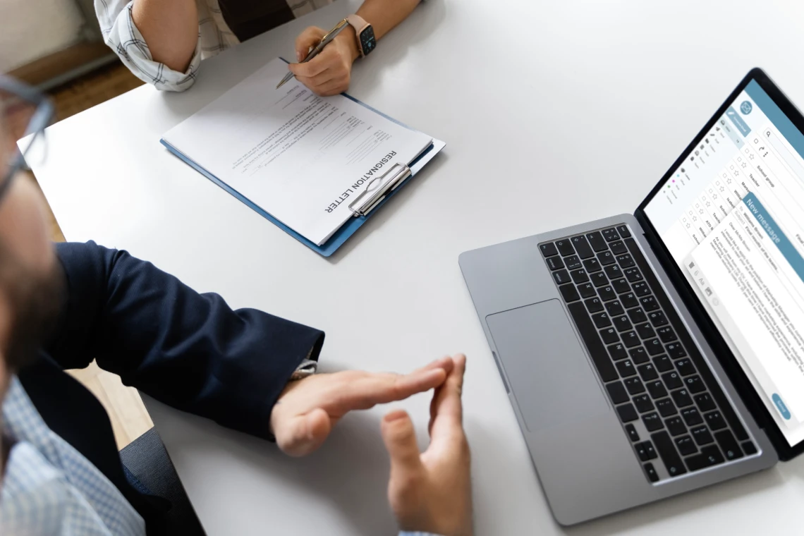 persona que presenta su renuncia laboral